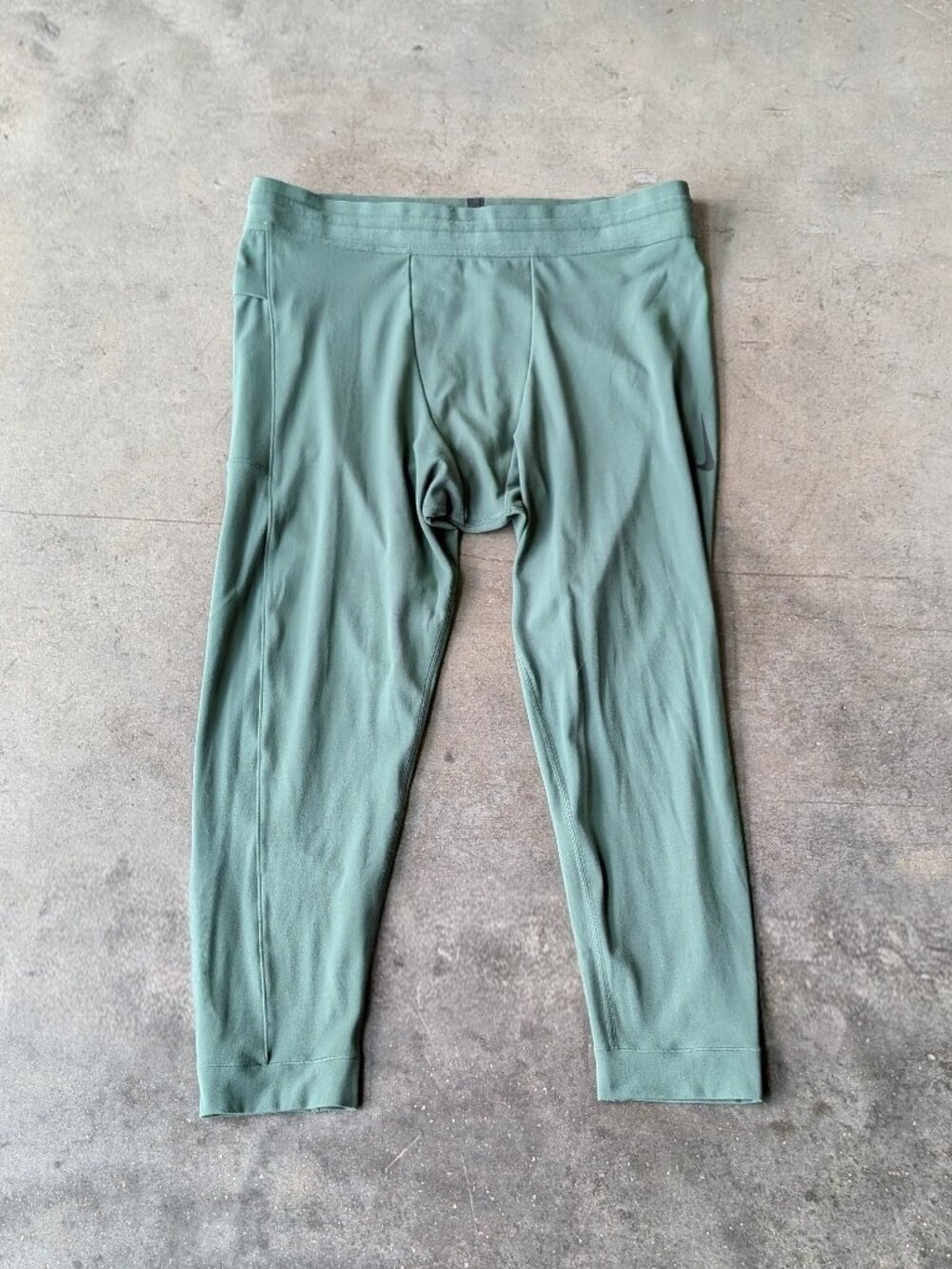 Nike Men's Yoga Dri-Fit Infinalon 3/4 Tights in Green size XL